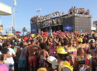 Folião é preso por importunação sexual na Barra