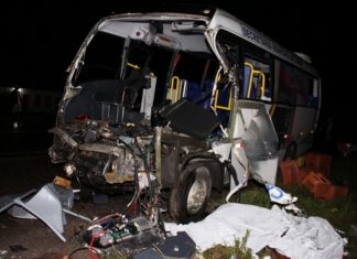 Colisão envolvendo micro-ônibus de Capela e caminhão deixa 5 mortos e 12 feridos na BR 324