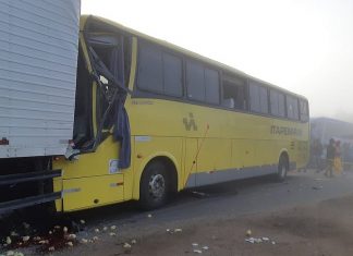 Motorista morre e 15 passageiros ficam feridos após ônibus bater em caminhão na BA