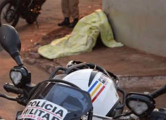 Homem decapita colega aniversariante e carrega cabeça pela rua em Minas