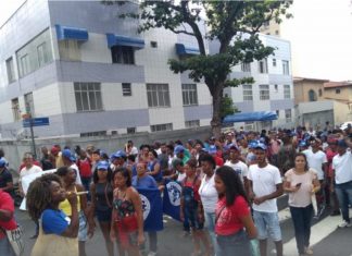 Em protesto, grupo de pescadores ocupa sede do Ibama em Salvador