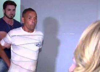 Suspeito de matar jovem cospe em repórter, que revida com microfone