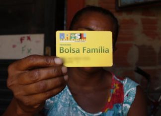 Bolsonaro anuncia 13° para beneficiários do Bolsa Família