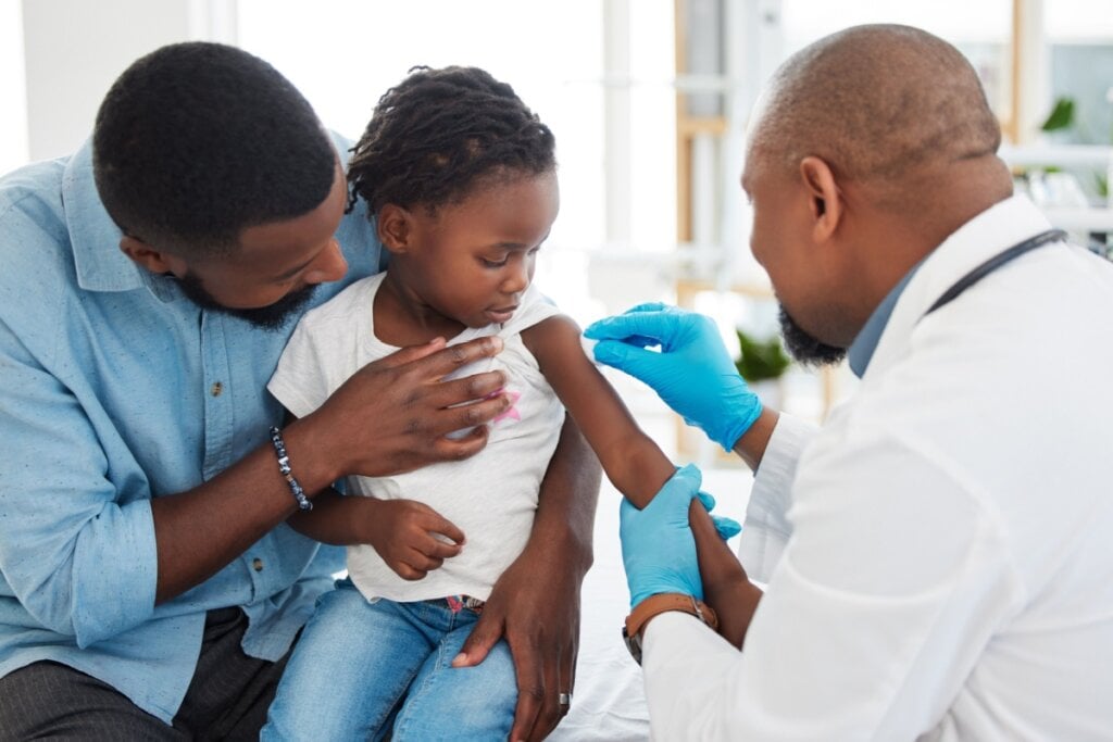 A vacina da gripe é atualizada anualmente contra novas cepas dos vírus Influenza (Imagem: PeopleImages.com – Yuri A | Shutterstock)