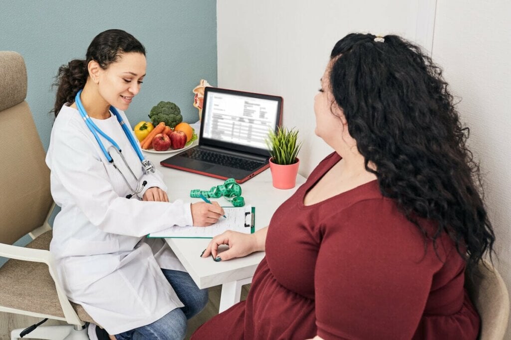 A pessoa que passa pela cirurgia bariátrica precisa de acompanhamento especializado constante (Imagem: Peakstock | Shutterstock)
