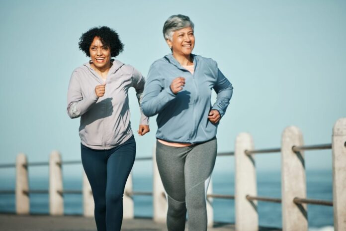 edicaseos-exercicios-aerobicos-contribuem-para-a-saude-da-mulher-na-pos-menopausa-imagem-peopleimages-shutterstock-kg8abweca