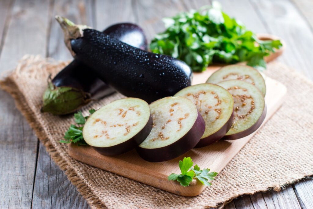 As enzimas naturais da berinjela facilitam o processo digestivo (Imagem: Ahanov Michael | Shutterstock)