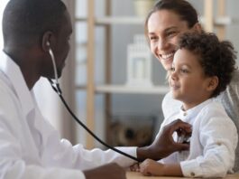 Veja como ajudar a criança a perder o medo de médico