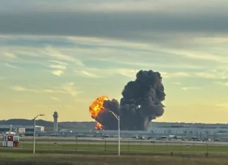 Avião cai após decolagem e deixa sete mortos nos EUA
