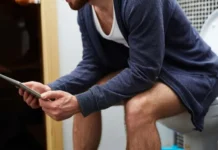 Hábito de usar celular no banheiro eleva em 46% o risco de hemorroidas
