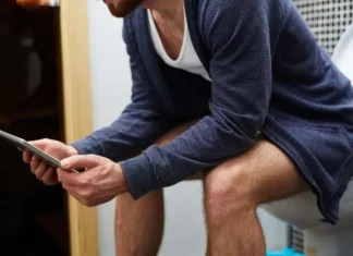 Hábito de usar celular no banheiro eleva em 46% o risco de hemorroidas