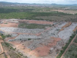 Imagem de idoso em lixão de Ipirá expõe descaso ambiental na Bahia; quase 70% de cidades convivem com descarte irregular