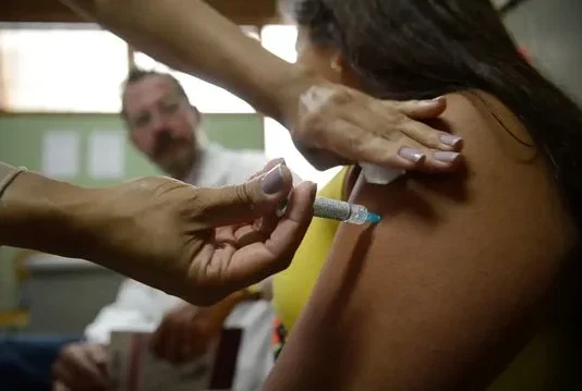 Ministério da Saúde amplia vacinação contra HPV para jovens até 2026