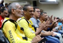 Mais de 200 mototaxistas e motofretistas do estado recebem certificados, kits de proteção e bags