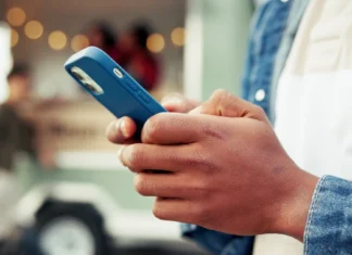 Vídeos curtos cansam mais os olhos do que ler no celular; veja como cuidar da visão