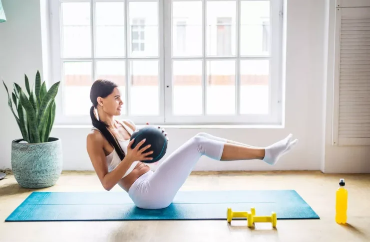 Treinos em casa dão resultados? Especialista explica como ter evolução