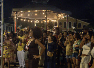 Multidão se encanta com música e performances no Carmo