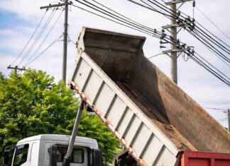 Neoenergia Coelba alerta motoristas de caminhão sobre riscos durante manobras