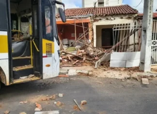 Ônibus desgovernado destrói frente de casa e escritório em Brumado
