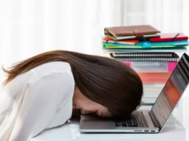 Cansaço e sono no meio da tarde? Entenda por que isso acontece e como recuperar a energia