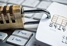 O banco pode bloquear minha conta por dívida? Saiba o que é ilegal e como proteger seu salário