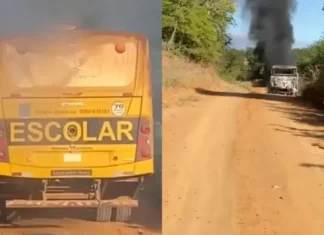 Ônibus escolar pega fogo e é destruído durante transporte de estudantes no sudoeste baiano