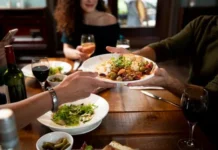 Fim da escala 6×1 acende alerta no setor de turismo e alimentação: “Sem negociação, é praticamente impossível”