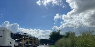 Caminhão sai da pista e trecho da BR-324 é parcialmente interditado