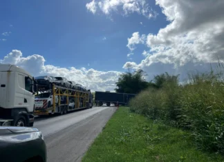 Caminhão sai da pista e trecho da BR-324 é parcialmente interditado