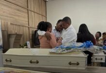 Crianças mortas em incêndio em Serrinha são veladas sob forte emoção em Serrinha