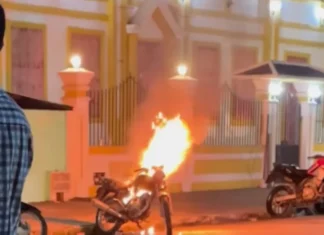 Motocicleta pega fogo após ser atingida por espada de fogo em Cruz das Almas