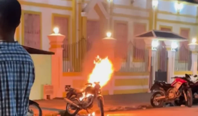 Moto-pega-fogo-guerra-de-espadas-Cruz-das-Almas-Foto-Reproducao-Blog-do-Valente-1000x588-1