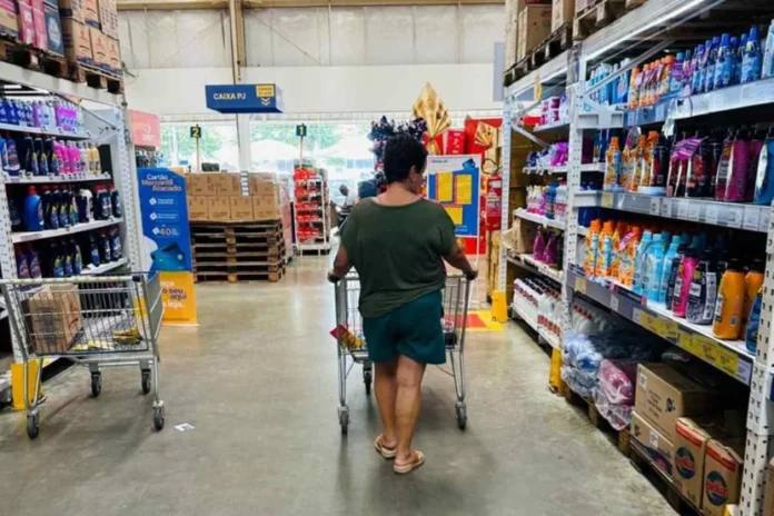 Pessoas-fazendo-compras-em-supermercado-Foto-Divulgacao-Settdec-2-830x553-1