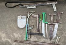Homem com mandado de prisão em aberto é preso com armas artesanais e munição em Feira de Santana