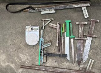 Homem com mandado de prisão em aberto é preso com armas artesanais e munição em Feira de Santana