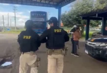 Passageiros de ônibus abandonado por motorista em Feira só descobriram fuga após aviso da PRF