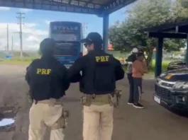 Passageiros de ônibus abandonado por motorista em Feira só descobriram fuga após aviso da PRF