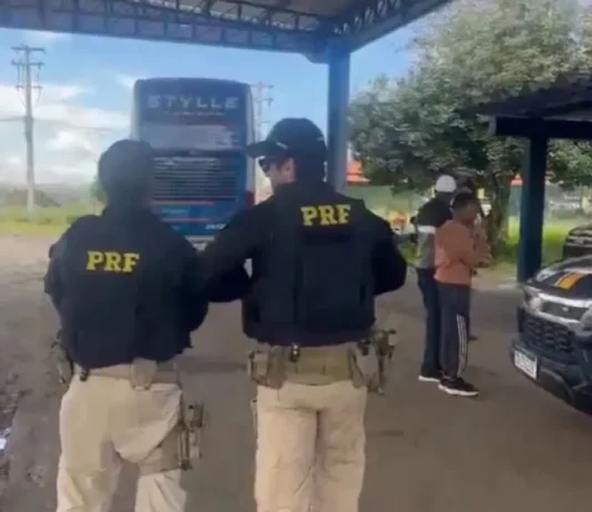 Passageiros de ônibus abandonado por motorista em Feira só descobriram fuga após aviso da PRF