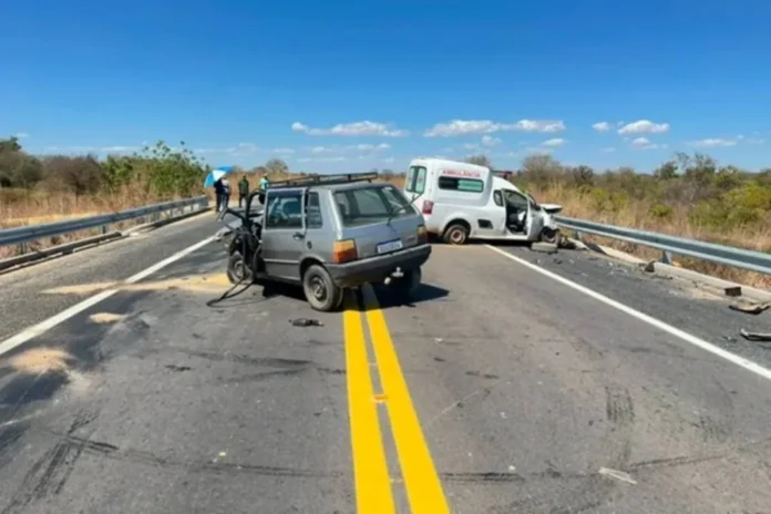 Idoso-morre-apos-colidir-com-ambulancia-na-BR-030-no-oeste-da-Bahia-Foto-WhatsApp-Achei-Sudoeste-1000x667-1