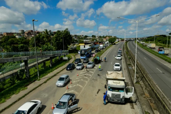 br-324-tem-fila-de-7-km-apos-afundamento-da-pista-em-simoes-filho-veja-situacao-3332722-article