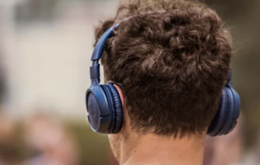 Este hábito comum pode comprometer sua audição para sempre, alerta especialista