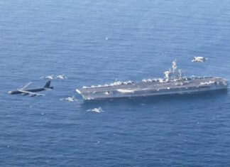 Marinheiros de porta-aviões dos EUA tentaram pular no mar após 250 dias embarcados, diz jornal