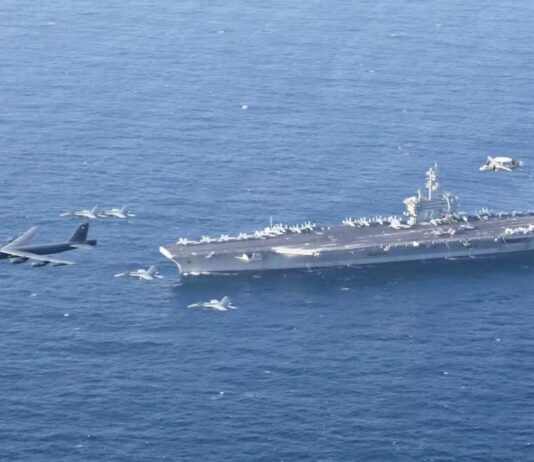 Marinheiros de porta-aviões dos EUA tentaram pular no mar após 250 dias embarcados, diz jornal