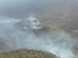 Bombeiros e aviões combatem incêndio na Serra da Bandeira na Bahia