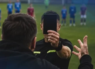 Conheça o cartão preto, feito para punir torcedores e encerrar jogos