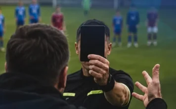 Conheça o cartão preto, feito para punir torcedores e encerrar jogos