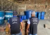 Cerca de 5 mil litros de cachaça são encontrados em condições inadequadas; estabelecimento é interditado
