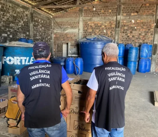 Cerca de 5 mil litros de cachaça são encontrados em condições inadequadas; estabelecimento é interditado