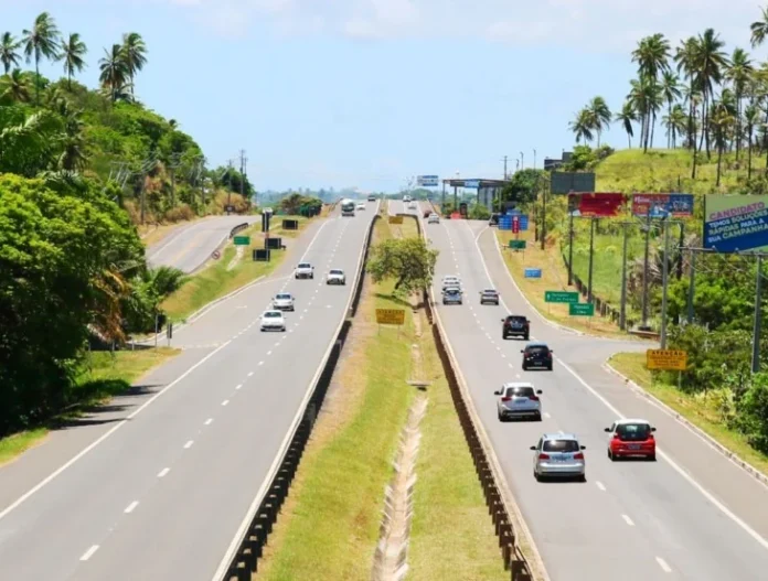 carros-transitos-BA-099-rodovia-administrada-pela-Litoral-Norte-CLN-Creditos-Divulgacao-CLN-731x553-1